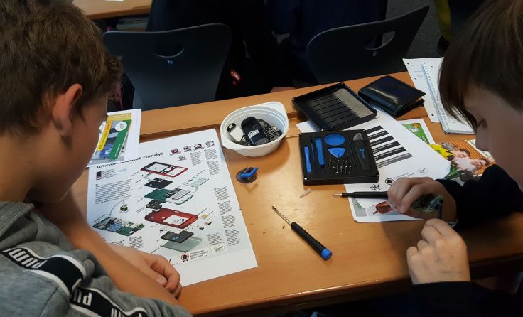 Die Schüler durften die Handys eigenhändig zerlegen. Foto: BAV Eferding/Huemer