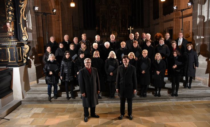 Die rund 40 Sänger der beiden Chöre beim gemeinsamen Musizieren. Foto: privat