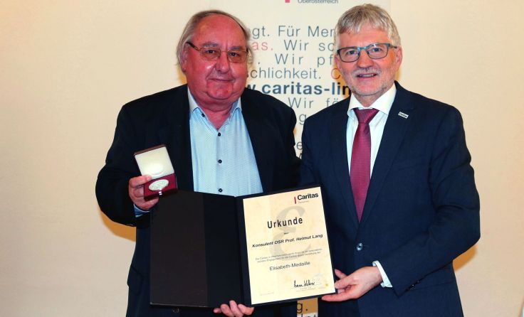 Helmut Lang (l.) mit Caritas OÖ-Direktor Franz Kehrer. Foto: Caritas