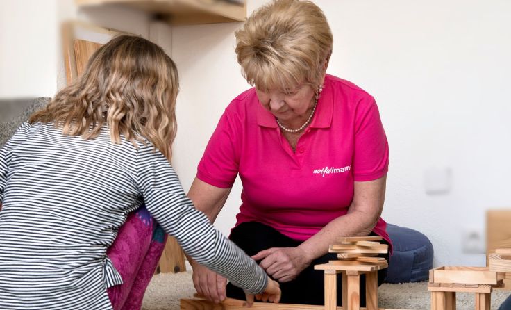 Die Notfallmama kümmert sich um das Kind, während die Eltern arbeiten. Symbolfoto: KiB