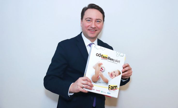 LH-Stv. Manfred Haimbuchner mit dem OÖ Familienpaket. Foto: Andi Mahringer