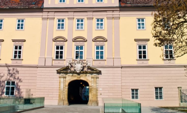 Kinder und ihre Väter erkunden das Linzer Landhaus. (Foto: Erwin Wodicka - wodicka@aon.at)