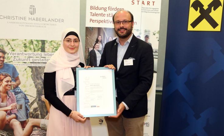 Stipendiatin Firdos Jangulbaewa mit Pate Christian Urban vom Round Table 15. (Foto: RLBOÖ/Maringer)
