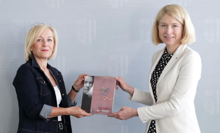 Heidemarie Bräuer (l.) und LH-Stellvertreterin Christine Haberlander (Foto: Land OÖ/Sabrina Liedl)