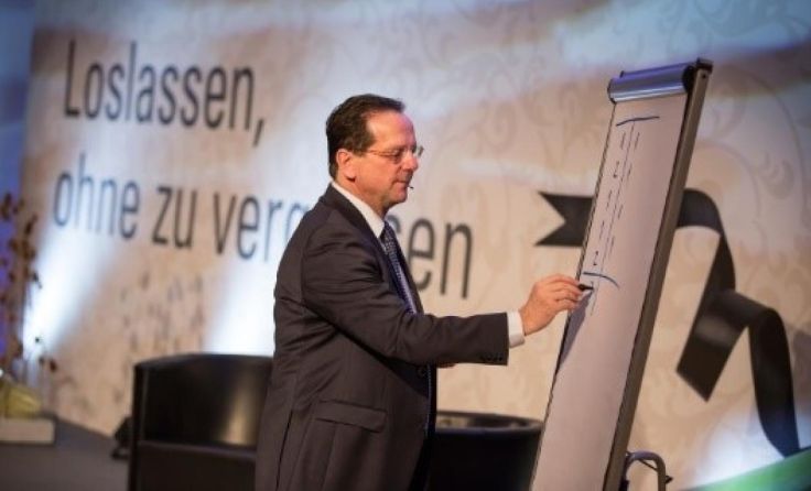 August Höglinger gibt via Live-Stream Tipps im Umgang mit Tod, Trauer und Abschied. (Foto: Linz AG)