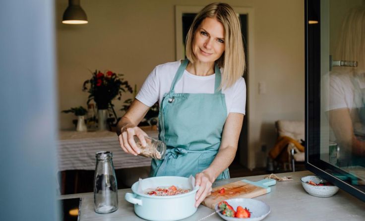 Vitalakademie-Absolventin Andrea Grabner mit ihrer Yoga-Cuisine in Linz (Foto: Antje Wolm)