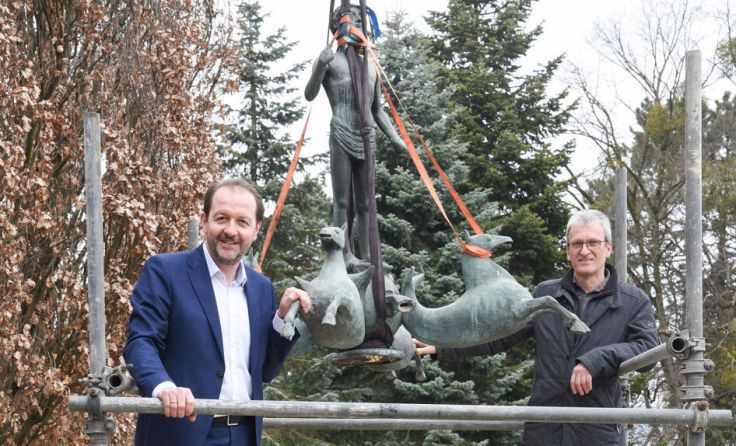 Vize-Bgm. Bernhard Baier (l.) mit Steinmetzmeister Gerhard Fraundorfer (Foto: Stadt Linz/Dworschak)