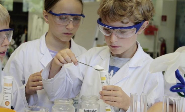 Magisches Chemieexperiment im Open-Lab der JKU (Foto: KinderUni OÖ)