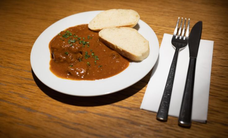 In der Alten Metzgerei gibt‘s Rindergulasch oder Kalbsbeuschel. (Foto: Tom Mesic)