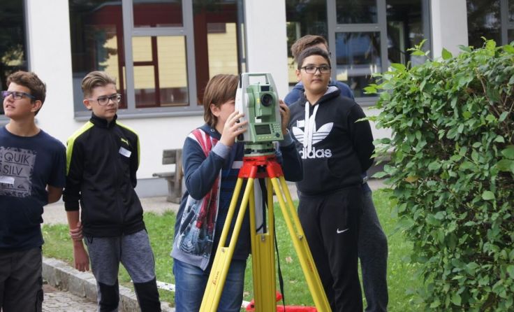 Die Kinder erhalten unter anderem Einblicke in Bautechnik. (Foto: HTL1)