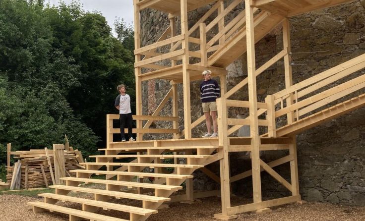 Die Bühnenkonstruktion an der Turmfassade (Foto: Limbic 3000)