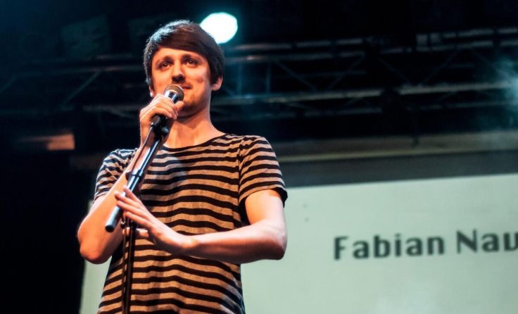 Fabian Navarro führt durch den Abend. (Foto: Heike Kölzer)