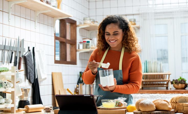 Beim Cookinar wird aktiv daheim mitgekocht. (Foto: Atstock Productions/Shutterstock.com)