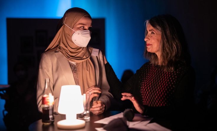 Die 22-jährige Autorin Cheda mit „ihrer“ Leserin Mathilde Schwabeneder. (Foto: LM.Media GmbH)