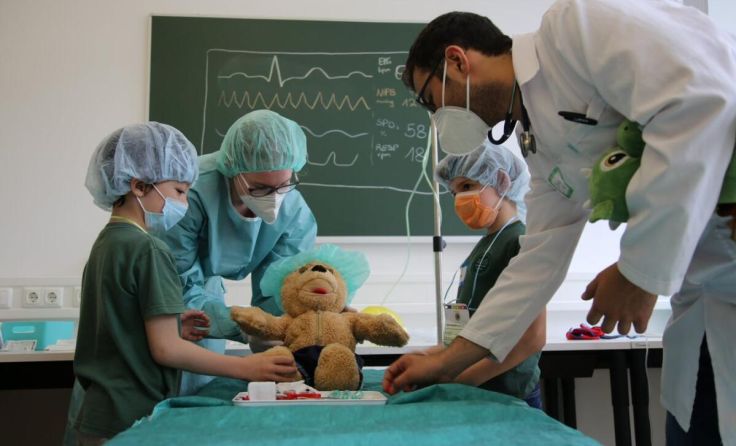 Den Teddy im OP-Raum durften die Kinder sogar aufmachen. (Foto: Moritz Havlicek)
