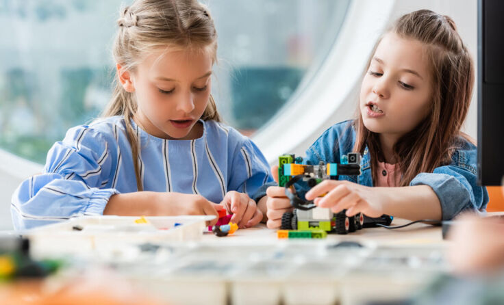 Kinder tauchen ein in die Welt der Technik. (Foto: LIGHTFIELD STUDIOS/stock.adobe.com)