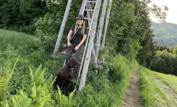 Anna Schmied genießt die Zeit mit ihrem Hund in der Natur. (Foto: Anna Schmied)