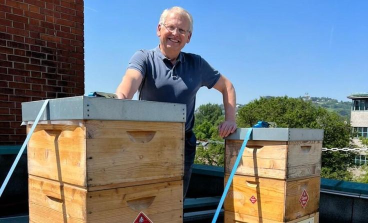 Imker Bernhard Zauner mit seinen Bienenvölkern (Foto: Brau Union Österreich)