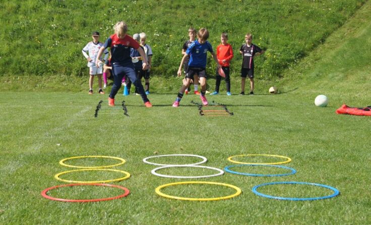 In den Nachwuchscamps trainieren Kinder wie die Profis. (Foto: Fußballschule OÖ)