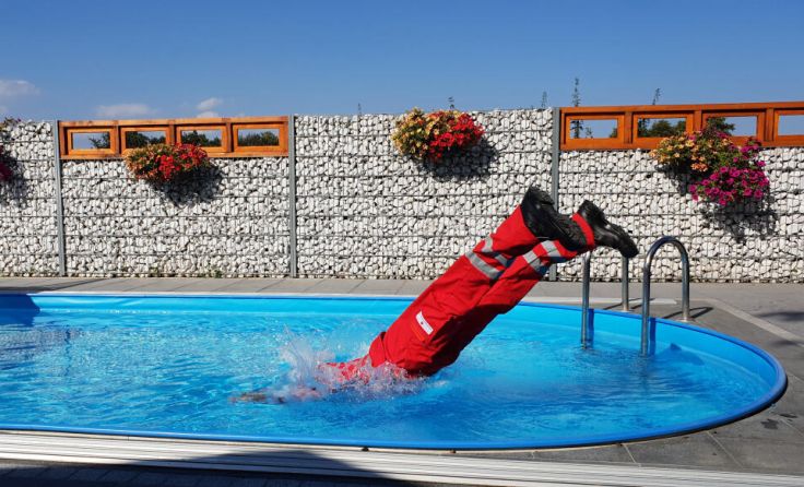 Wenn es heiß ist, hilft irgendwann nur mehr der Sprung in den Pool. (Foto: NÖRK/Lukas Hürner)