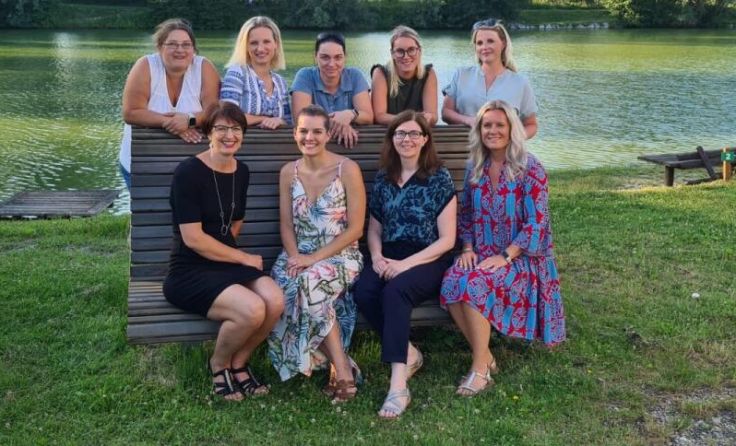Obfrau Stefanie Dipolt mit dem neuen Vorstand der Ortsgruppe Alkoven (Foto: OÖ Familienbund)
