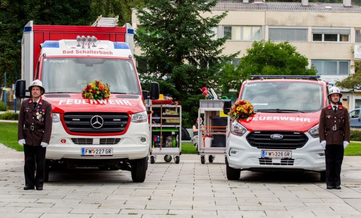 Bei der Segnung der neuen Einsatzfahrzeuge (Foto: Freiwillige Feuerwehr Bad Schallerbach)