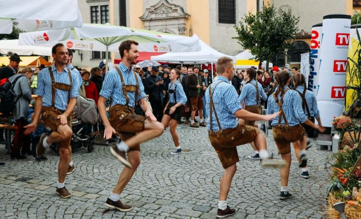 Schuhplattler- und Volkstanzgruppen umrahmten das Erntedankfest. (Foto: Tips/Alisa Matern)