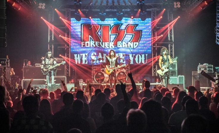 Die Kiss Forever Band rockt die Stocksporthalle in Hinzenbach (Foto: Nikoletta Nerpel)