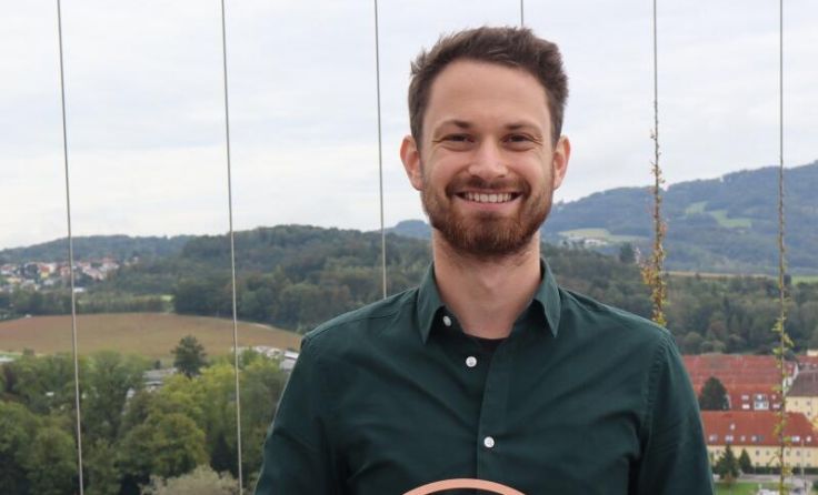 Matthias Bramauer mit dem Award (Foto: JKU)