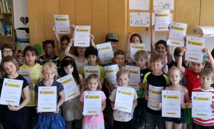 Für alle teilnehmenden Schüler gab's nach dem Hoffungslauf Urkunden. (Foto: Edinger/Reich-Ngo)