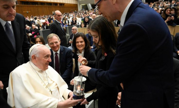 Bei der Übergabe des Friedenslicht an Papst Franziskus (Foto: Vatican Media)