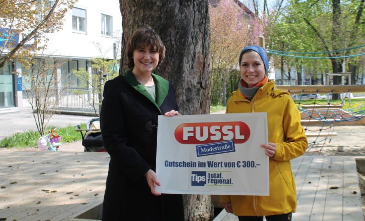 Tips-Redakteurin Nora Heindl (l.) überreichte Vera Stagel den Gutschein. (Foto: Tips/Fessler)