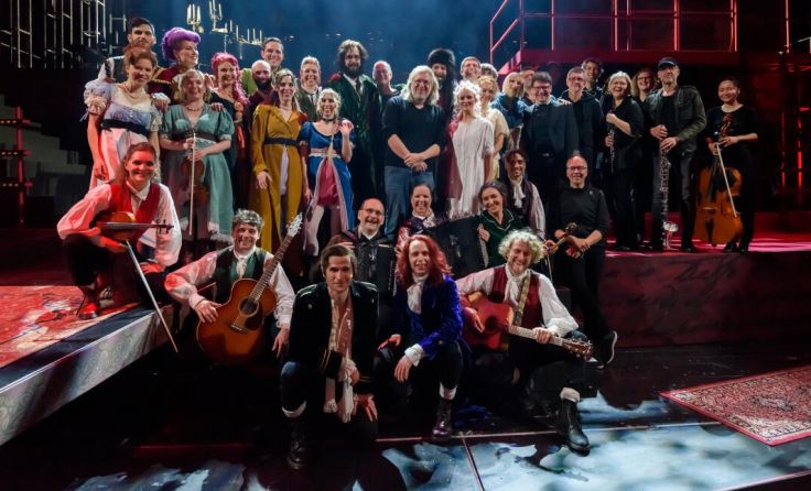 Das Ensemble gemeinsam mit Komponist und Autor Dave Malloy (Mitte) (Foto: Petra Moser)
