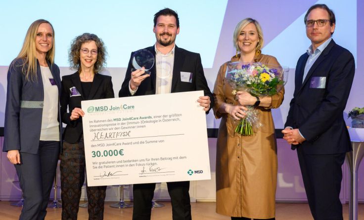 David Kiesl (Mitte) bei der Preisverleihung inklusive Gratulanten (Foto: Gregor Nesvadba)