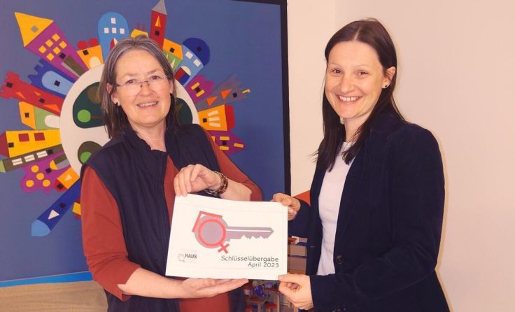 Margarethe Rackl (l.) und Karin Raab bei der Schlüsselübergabe (Foto: Frauenhaus)