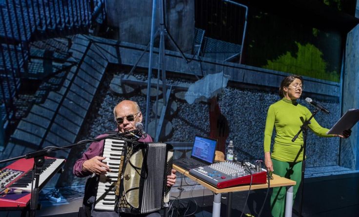 Szene aus rubisco variationen mit Otto Lechner und Anne Bennent (Foto: Nick Mangafas)