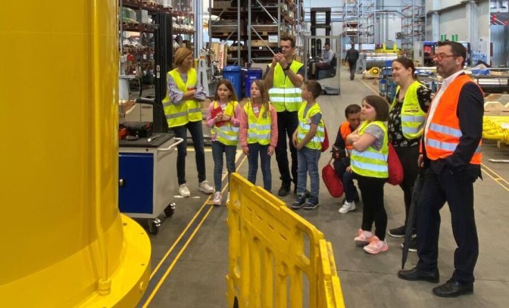 Beim Rundgang durch die Produktion gab es für die Kinder viel zu entdecken. (Foto: Hainzl)