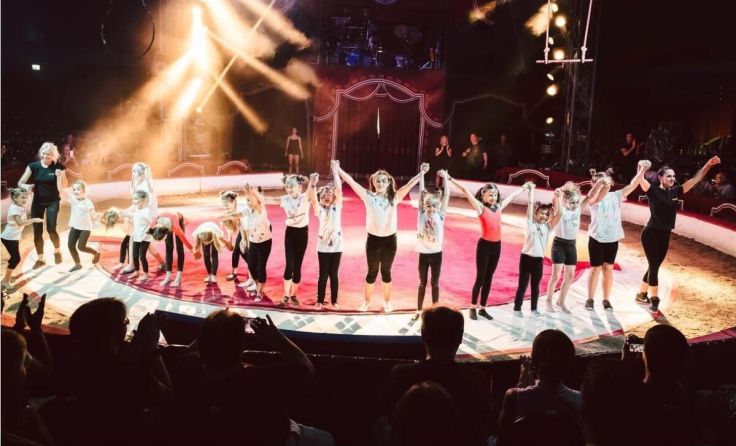 In einer großen Show zeigen die Kinder, was sie gelernt haben. (Foto: Jolanda Hofmann)