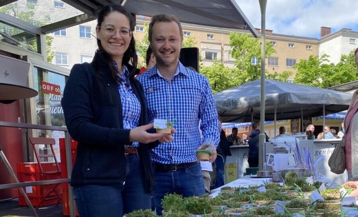 Verteilaktion von Kresseschälchen bei Arcimboldo am Südbahnhofmarkt (Foto: Landjugend OÖ)