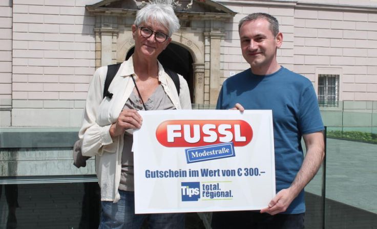 Tips-Redakteur Jürgen Affenzeller überreichte Gabi Schweiger (Foto: Tips/Heindl)