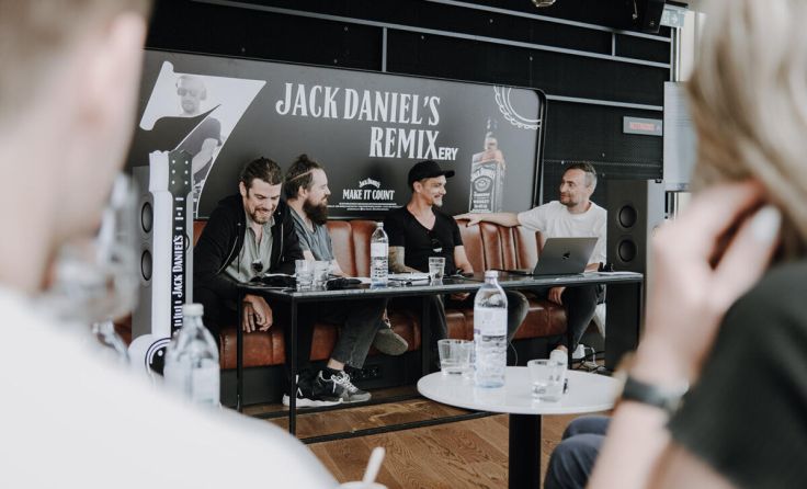 Gewinner Michael Ubillus (2. v. r.) beim Präsentieren seines Remixes (Foto: Jack Daniel's Austria)
