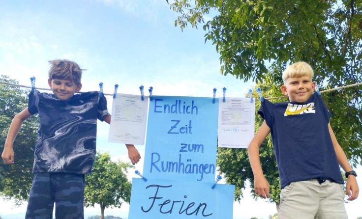 Gesucht werden kreative Fotos der Schüler mit ihren Zeugnissen. (Foto: Landerl)