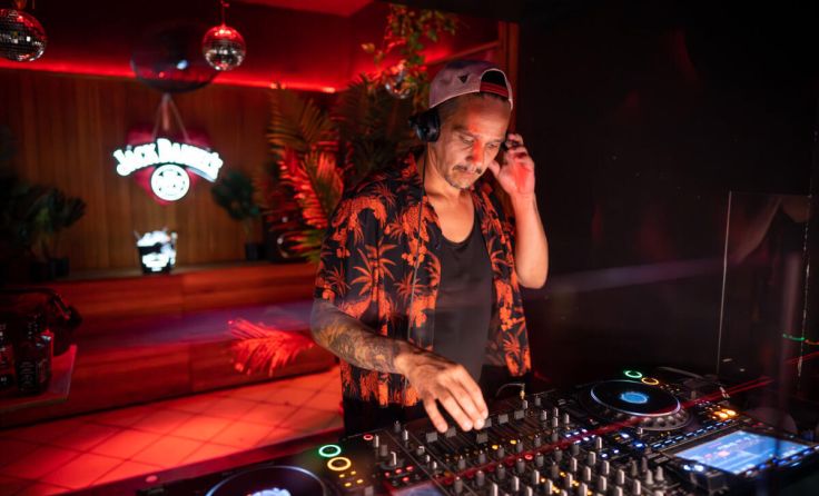 DJ Mike Smile an den Turntables (Foto: Marco Florian)