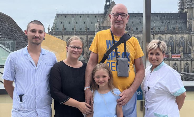 Familie Z. mit Pflegeassistentin Lisa Reindl und DGKP Michael Sigl (Foto: Barmherzige Brüder)