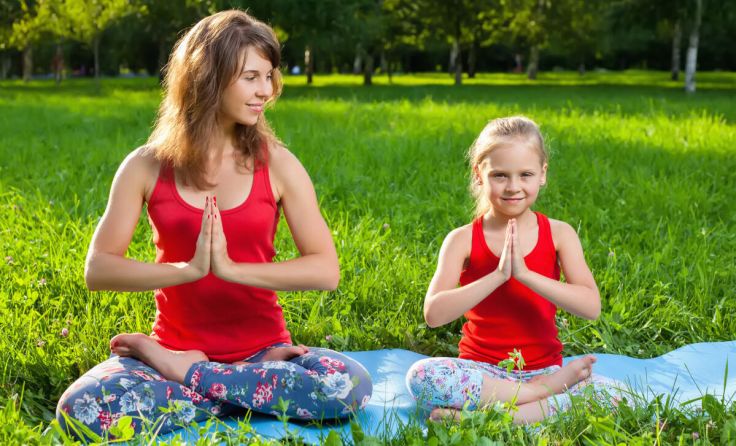 Die Kinder lernen spielerisch die Übungen kennen. (Foto: 7stock/stock.adobe.com)