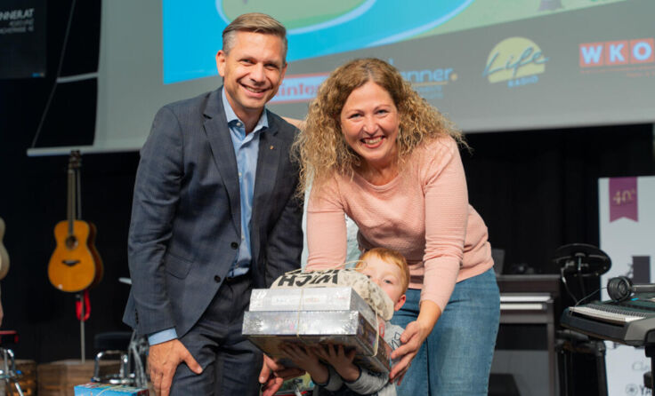 Klein und Groß freuten sich über die verlosten Spielepakete (Foto: Florian Proell)