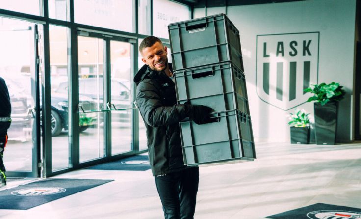 Valon Berisha und die gesamte Mannschaft packten beim Umzug fleißig mit an. (Foto: LASK)