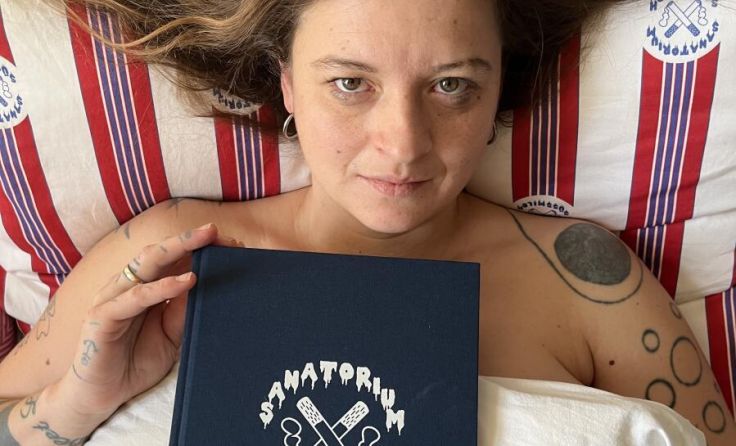 Sophia Süßmilch mit ihrem "Katalog geboren" (Foto: Sophia Süßmilch)