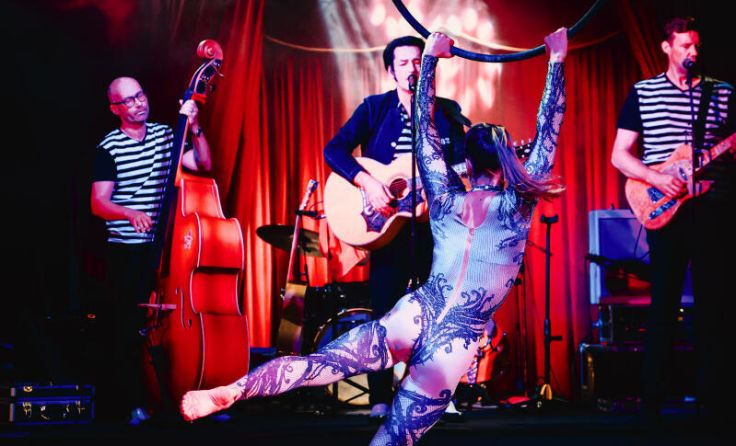 Circusartisten begleiten das Konzert von J.J.King. (Foto: Jolanda Hofmann)