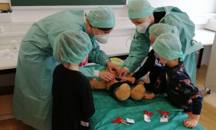 Gemeinsam mit den Medizinstudenten verarzten die Kinder ihre Kuscheltiere. (Foto: Moritz Havlicek)